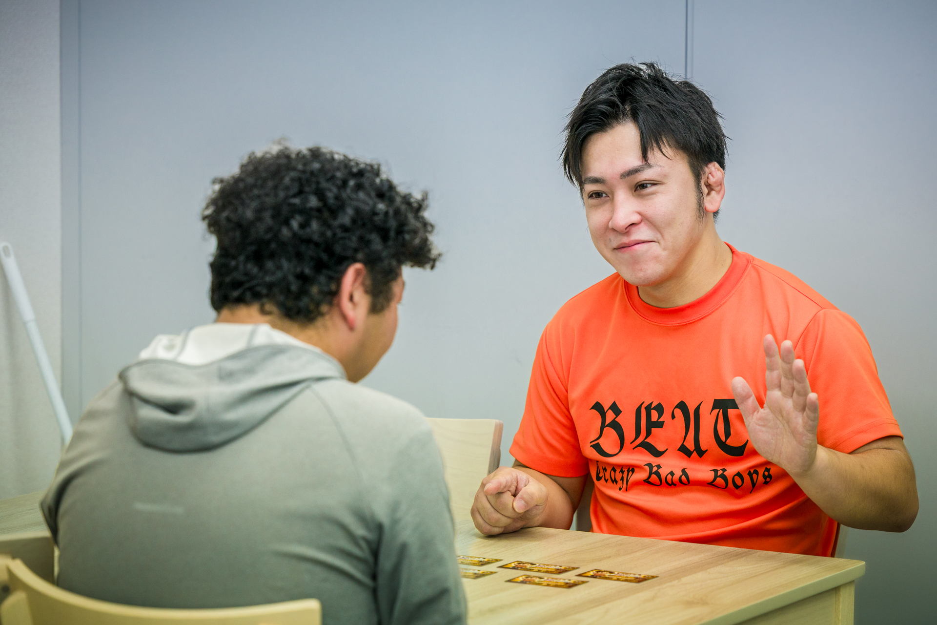 話を聞きながら相談に応じるサイコ松本