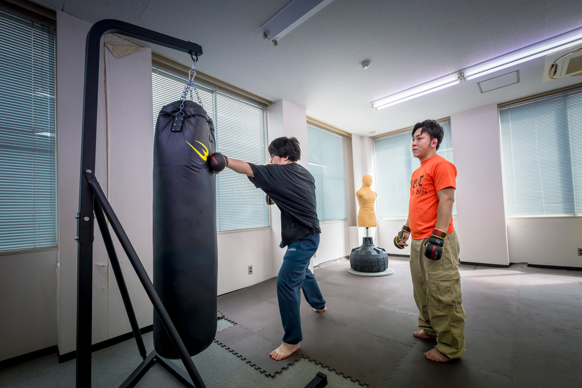 サイコ松本が見守るサンドバッグトレーニング